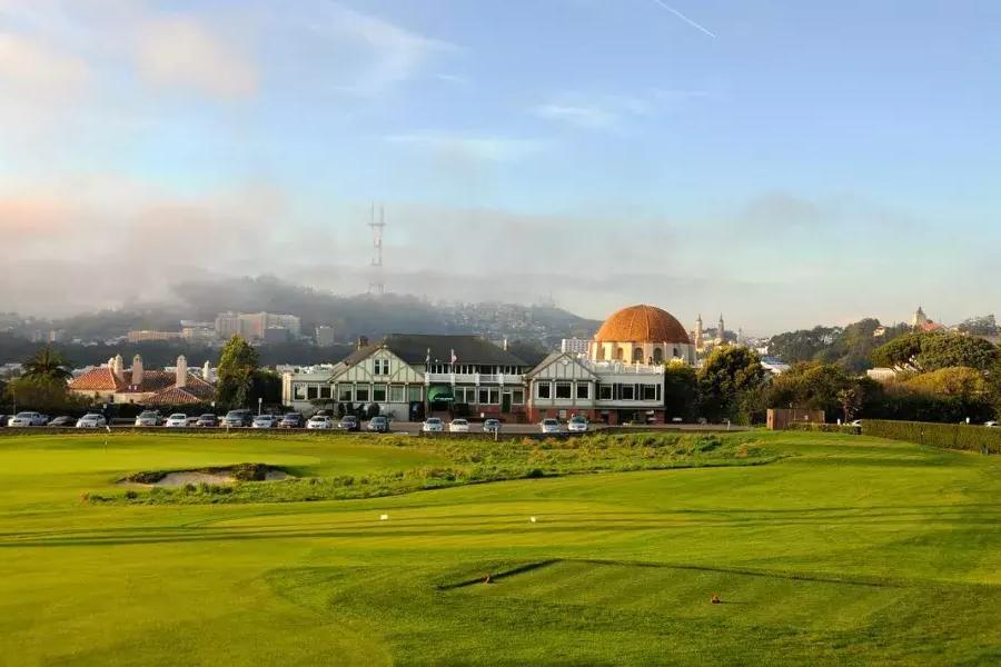 The greens of the Presidio Golf Course shine on a sunny 贝博体彩app day.