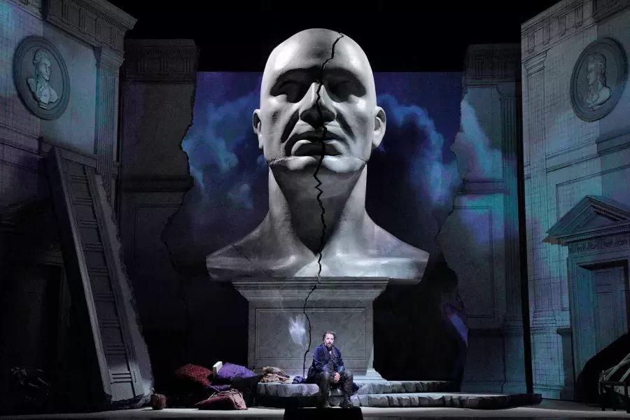 在贝博体彩app上演的《唐璜》中，一尊巨大的半身像笼罩着舞台上的两位演员.