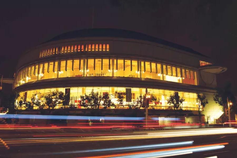 路易丝M的外观. 戴维斯交响乐大厅的夜晚，过往车辆发出的缕缕光线.