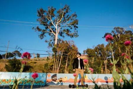 Skateboarder in the 海景区的 neighborhood.